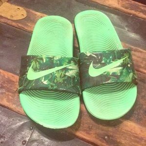 Nike soccer slides lime green EUC!!!